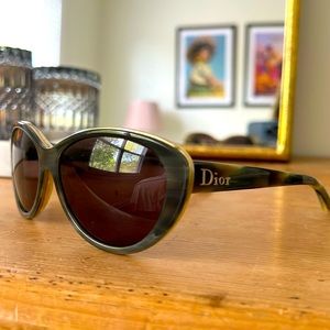 Green Dior sunglasses in perfect condition